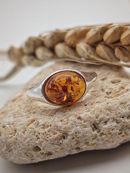 Ring van 925 zilver met amber van topkwaliteit.- 2.5 g - (1), Verzamelen, Mineralen en Fossielen