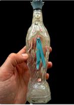 Een mysterieuze gotische glazen fles beschilderd voor heilig