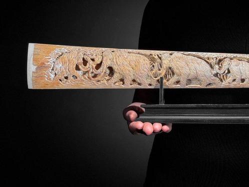 Geen reserveprijs - Een groot uitgehouwen zwaardvisgebit op, Antiek en Kunst, Kunst | Designobjecten