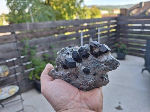 Topkwaliteit granaat - Hoogte: 135 mm- 561 g, Verzamelen, Mineralen en Fossielen